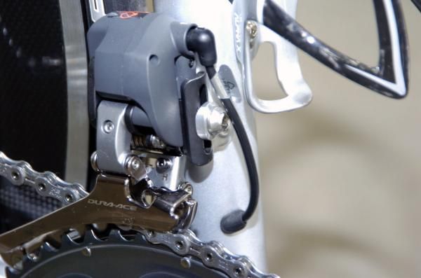 The wiring for the front derailleur again tucks neatly into the frame.