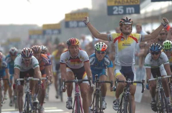 With his third world title in five years, Freire joined an elite club of now only four riders who have won three World Road Championships: Alfredo Binda (1927-30-32), Rik Van Steenbergen (1949-56-57) and Eddy Merckx (1967-71-74)