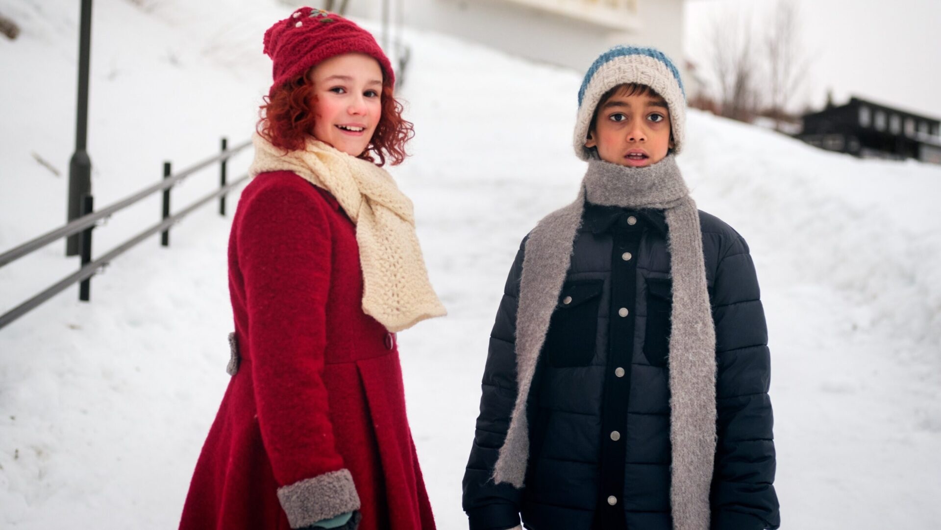 Hedvig och Julian i julfilmen Snösystern.