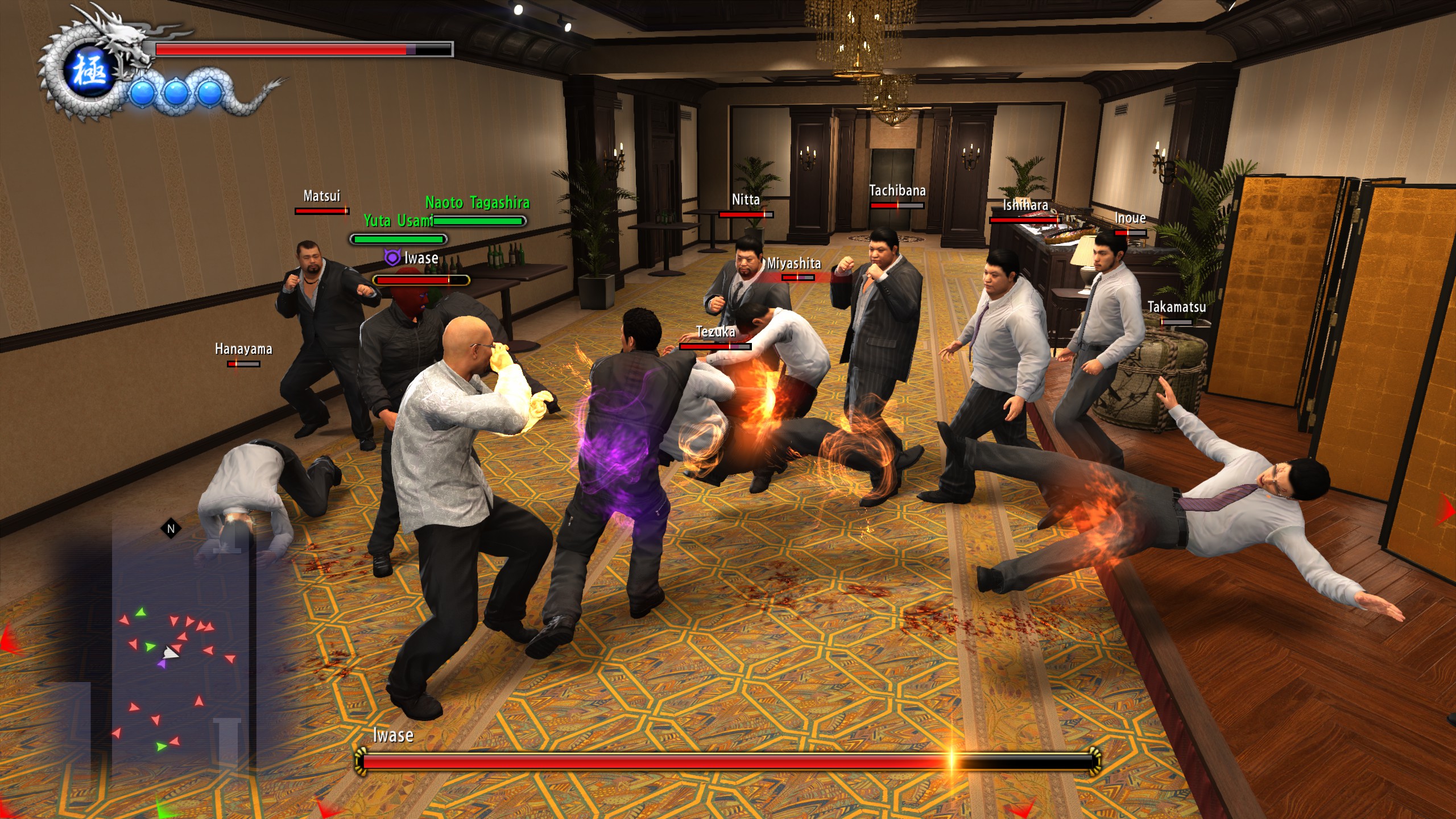 Kiryu and allies fighting a large corridor full of foes.