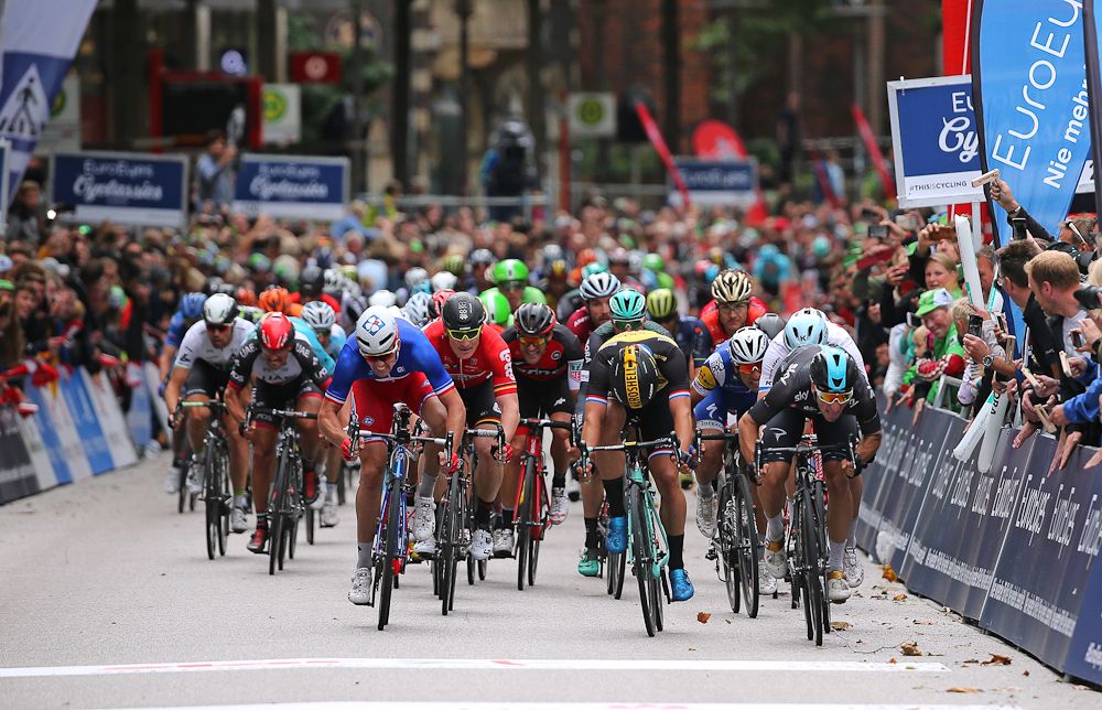 The sprinters bear down on the line at Cyclassics Hamburg