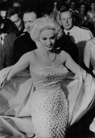 Mamie Van Doren posiert bei den Filmfestspielen von Venedig 1958