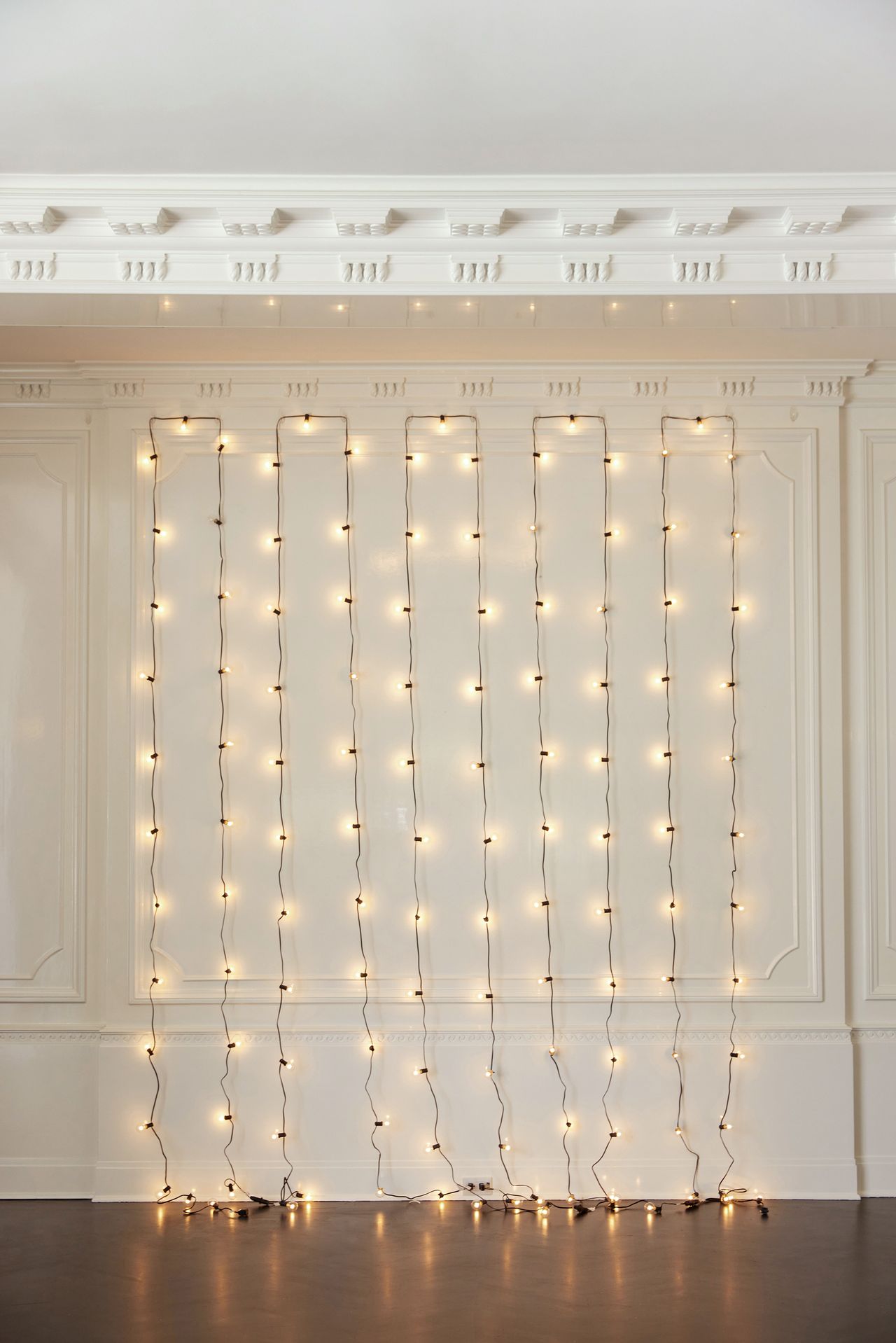 How to hang Christmas lights around the home and outside, too Homes