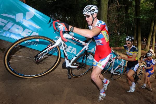 Niels Albert runs his bike