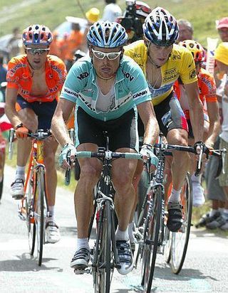 Jan Ullrich (Team Bianchi) trailed by Lance Armstrong (US Postal-Berry Floor), Haimar Zubeldia and Iban Mayo (Euskaltel-Euskadi) on the climb of the Tourmalet at the 2003 Tour de France.