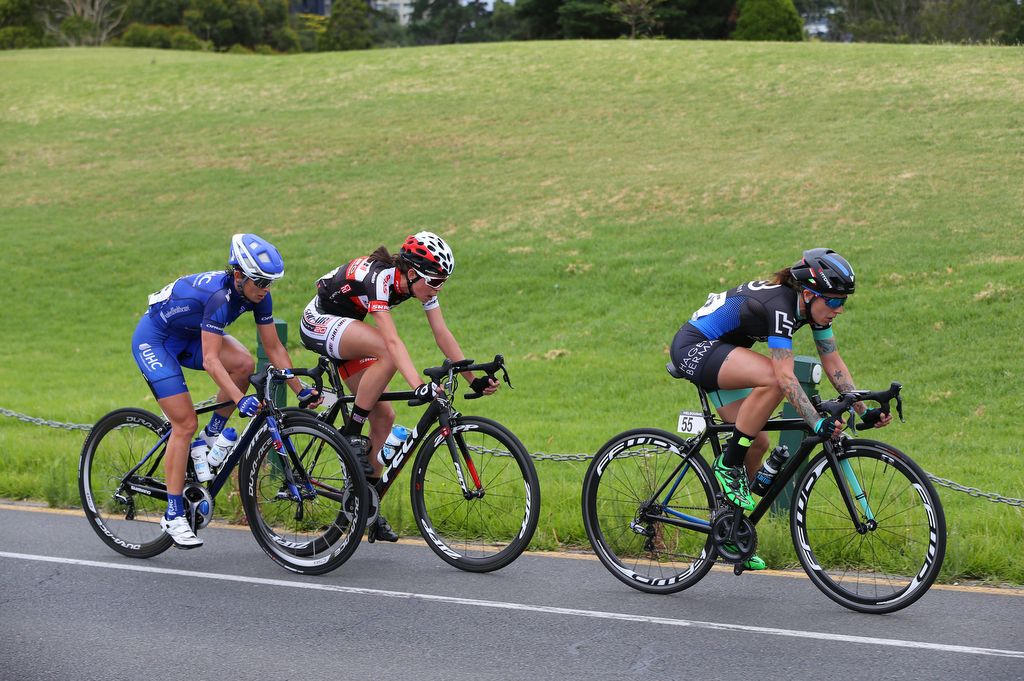 Starla Teddergreen (Hagens Berman / Supermint) leads an early breakaway
