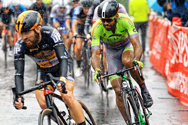 Frank Travieso (EDA evolution/Montecci bkie) moves up in the field and gets ready for the sprint