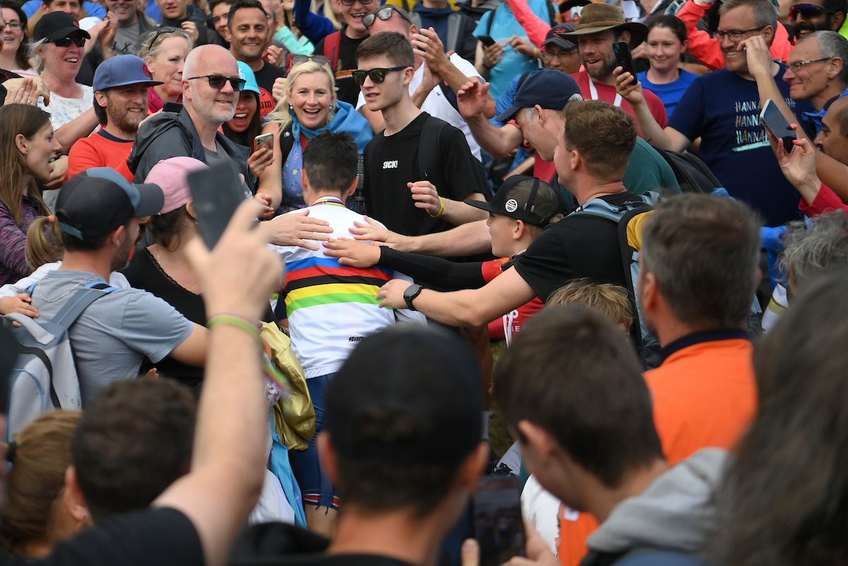 Fans celebrate Tom Pidcock&rsquo;s victory
