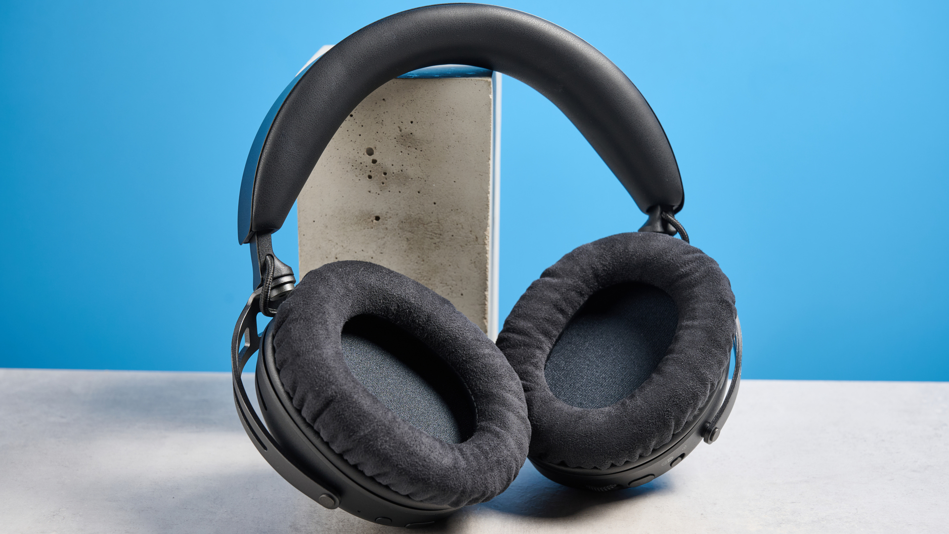 A HyperX Cloud Alpha 2 wireless gaming headset
