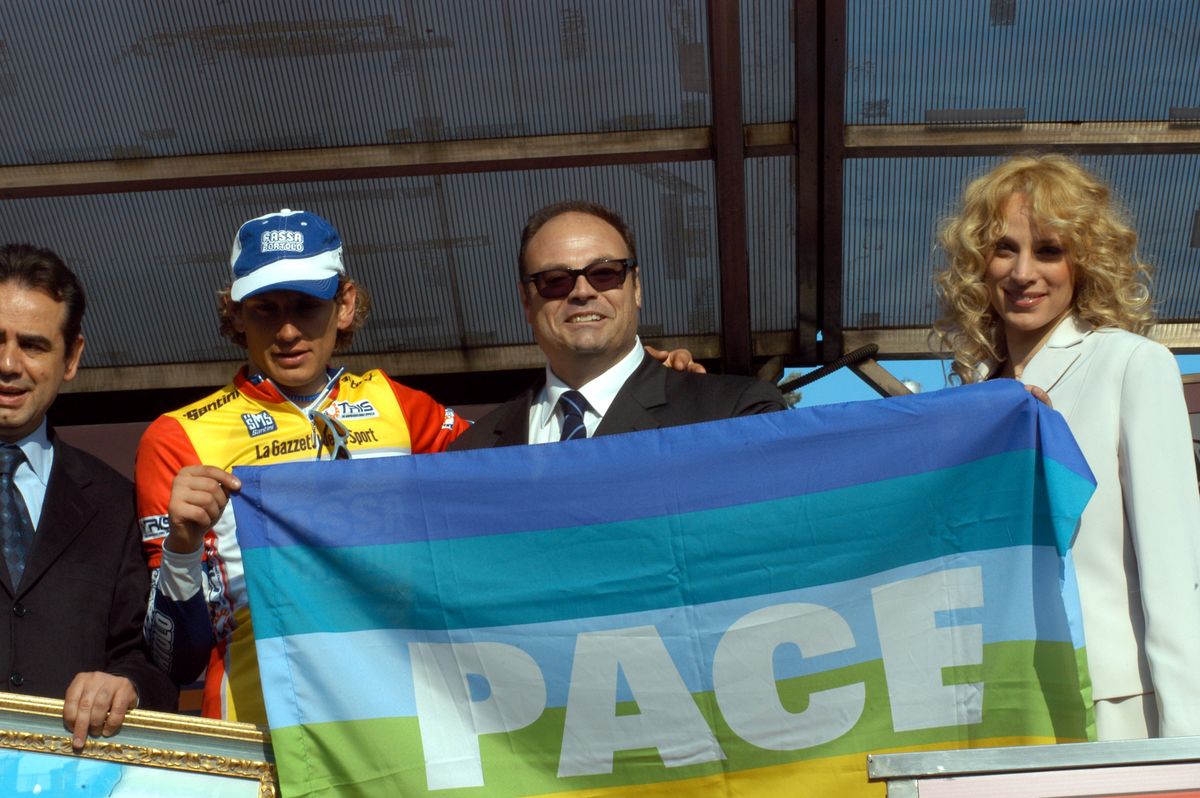 Filippo Pozzato flies the flag for peace. Tirreno-Adriatico 2003.
