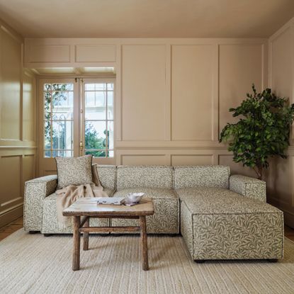 The Swyft Model 03 3-seater sofa in Morris & Co.'s Pure Willow Boughs Herbal print in a dusty pink-painted living room