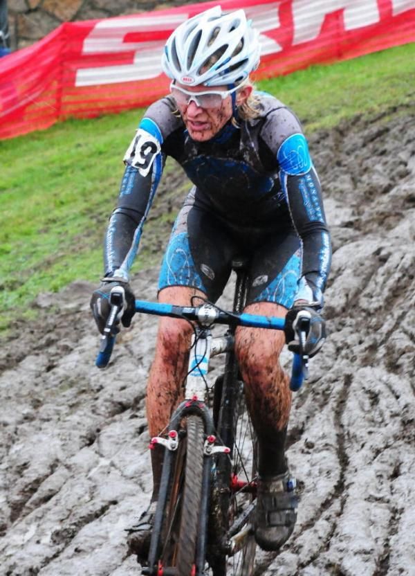 Sue Butler (MonaVie/Cannondale) riding through the slop