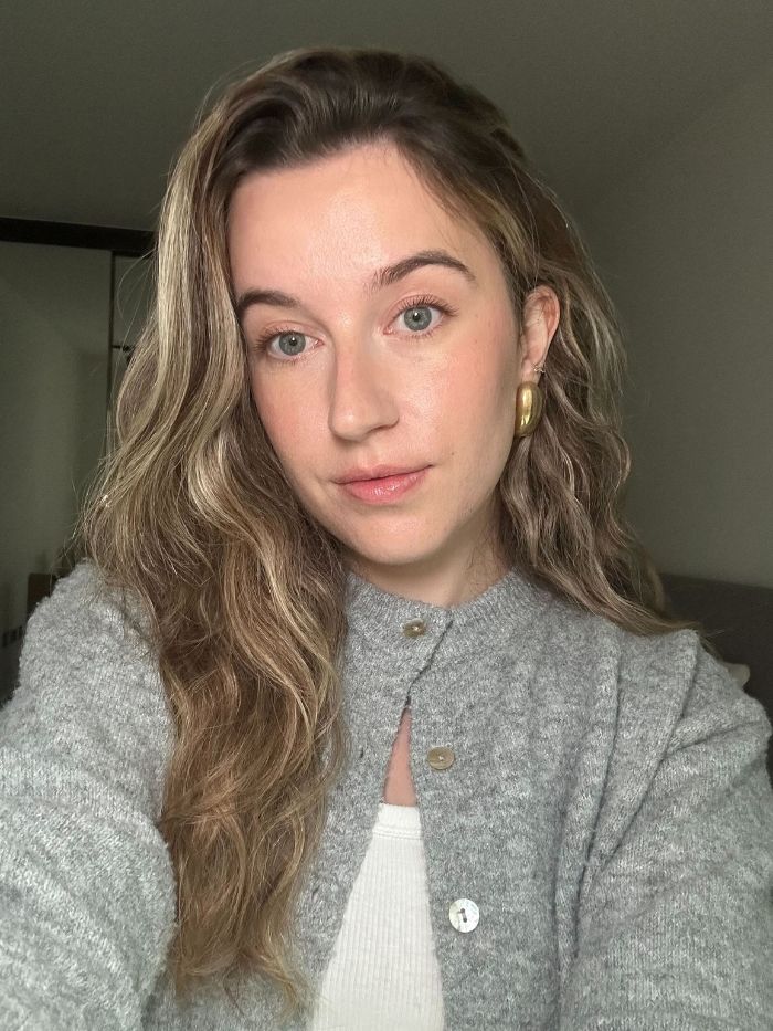 La giovane beauty editor Grace Lindsay scatta un selfie con la sua routine di trucco semplice