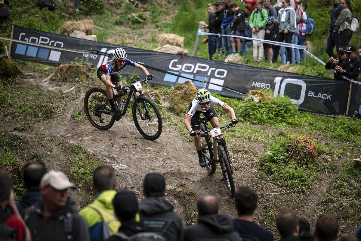 Mona Mitterwallner (Aut) Cannondale Factory Racing leading Loana Lecomte (Fra) Canyon Cllctv