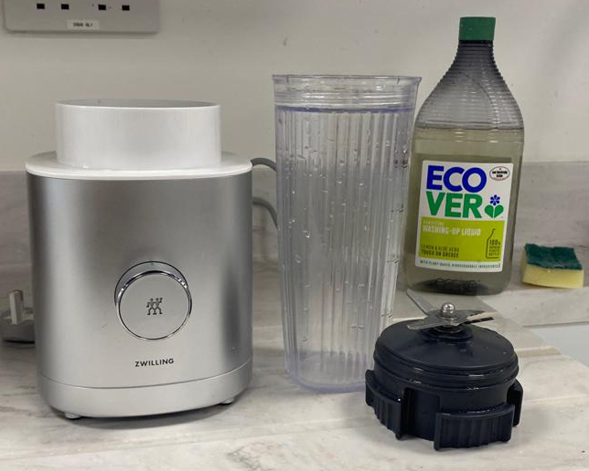 Blender kembar dengan tabung blender, tutup dan alas pisau