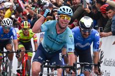 Mark Cavendish winning a sprint