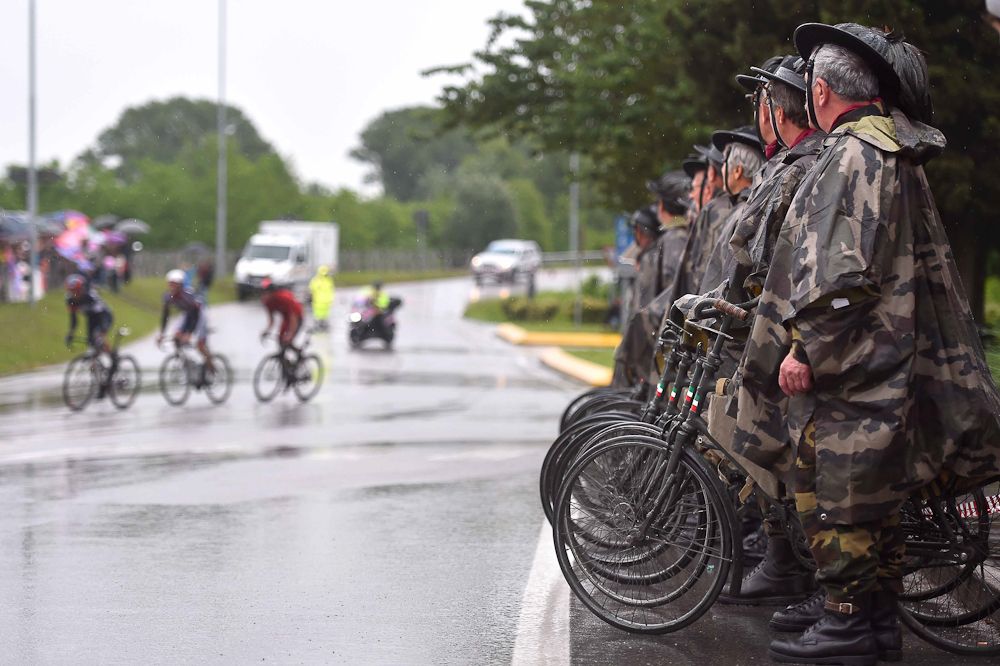 Lined up to watch the breakaway.