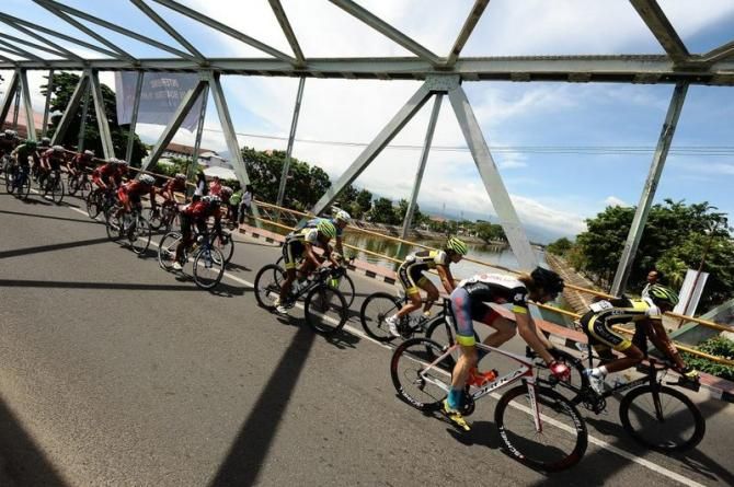 Cal Britten of OCBC Singapore Continental Cycling Team (2nd from R) in action.