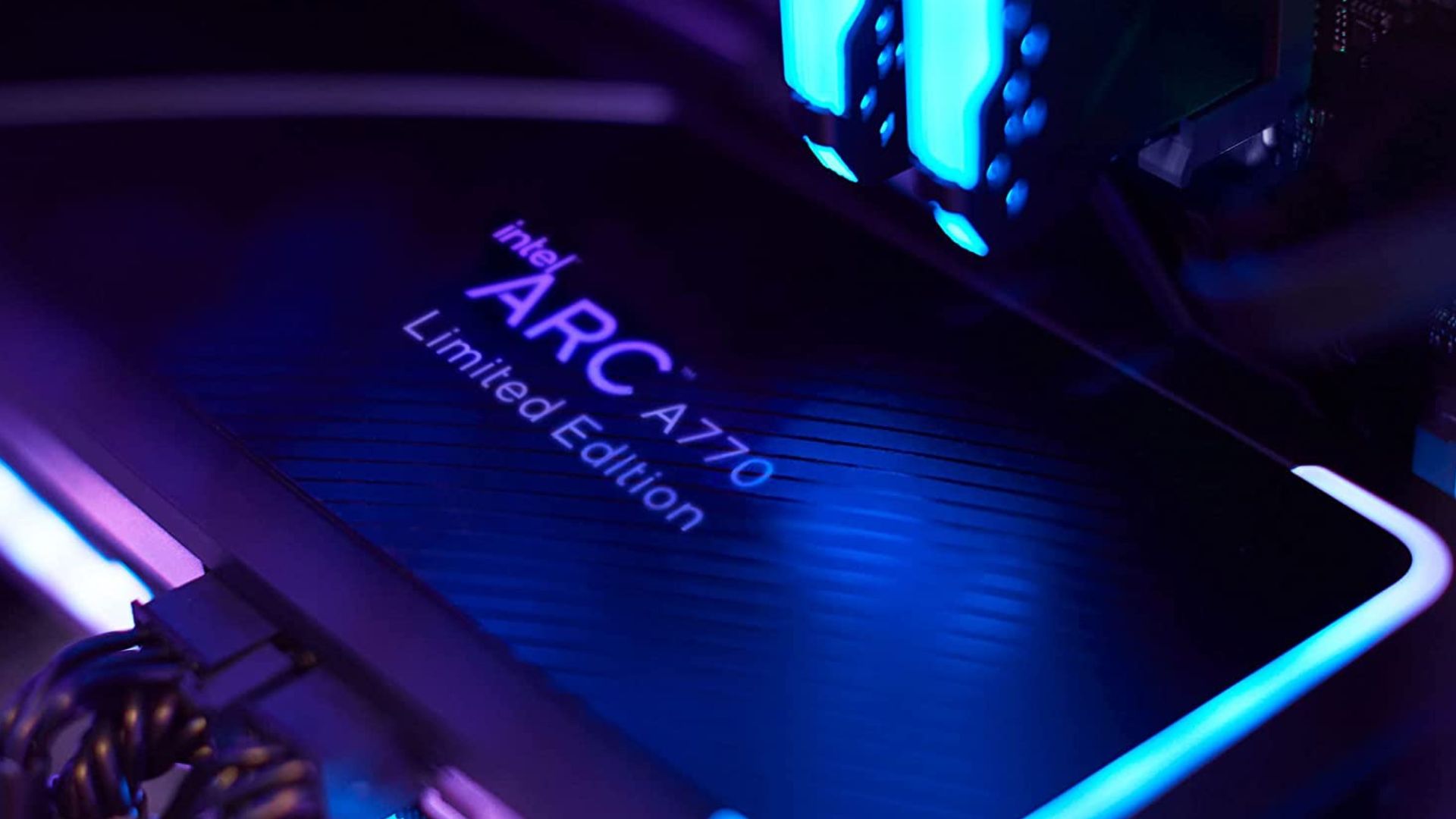Intel Arc A770 edición limitada de cerca en una PC para juegos