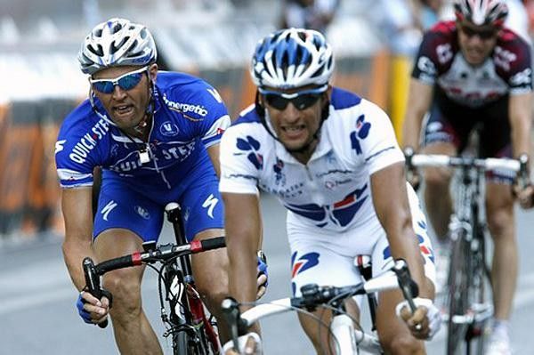 Sandy Casar (Fran&ccedil;aise Des Jeux) in white was ahead of Vasseur, but only after they crosses the line.