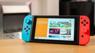 Nintendo Switch mit dem Nintendo eShop im Hintergrund, die reichlich Spiele-Angebote und -Exclusives bietet - insofern du den entsprechenden Speicherplatz hast