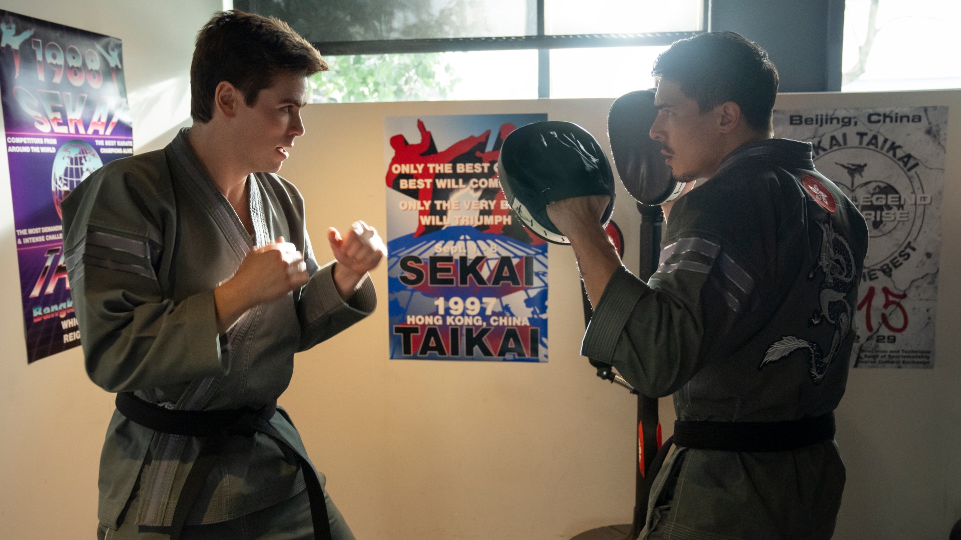 Sensei Wolf entrena con Axel en Cobra Kai temporada 6 parte 2