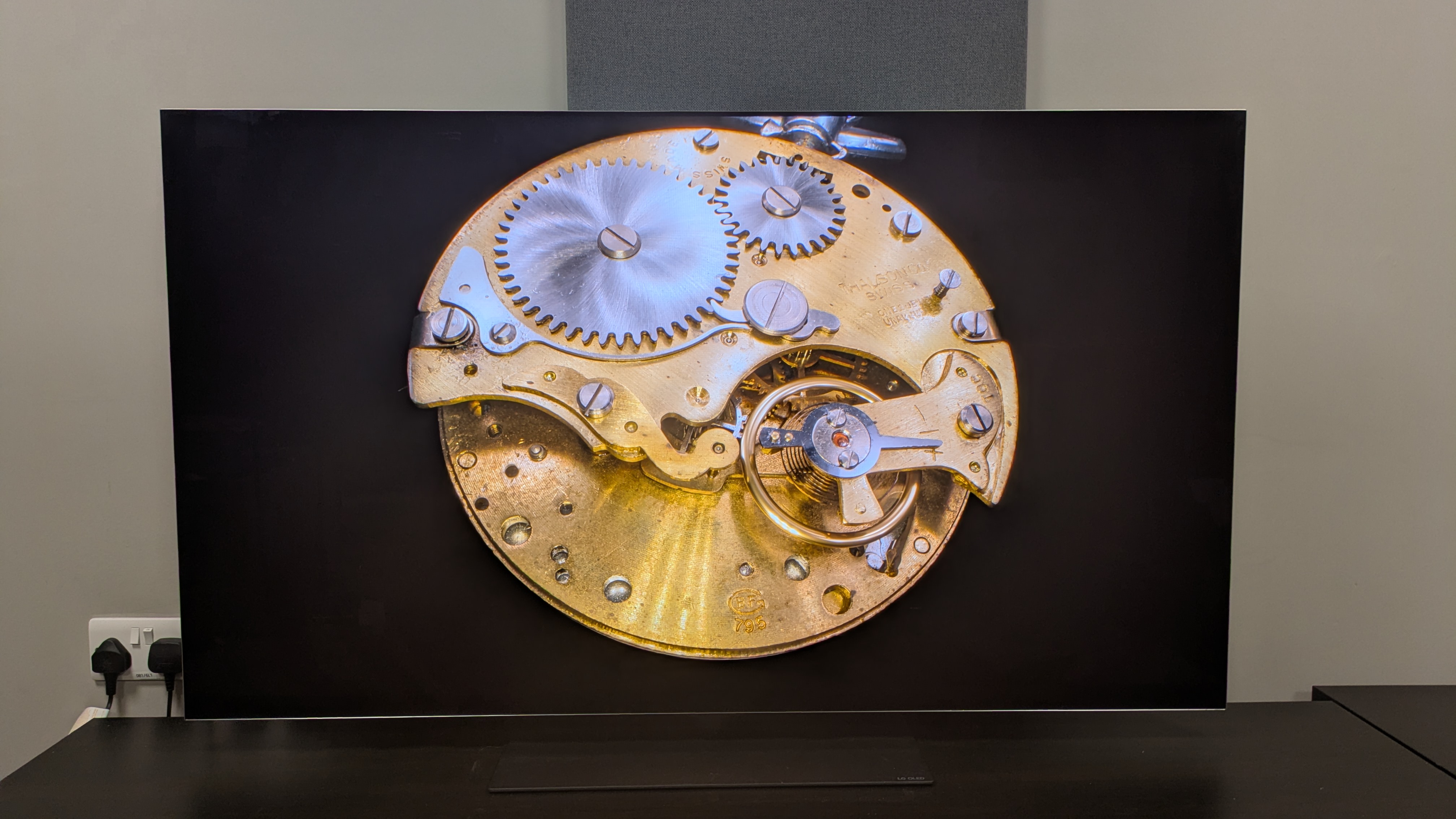 LG G5 showing gold pocket watch with peak brightness set to off