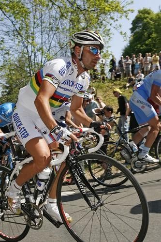 Paolo Bettini (Quickstep-Innergetic) powers up a steep corner.