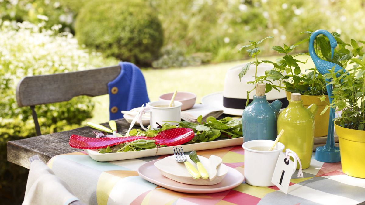 Poppy Okotcha partage sa technique nécessitant peu d'entretien qui dynamisera votre jardin et votre cuisine cette saison