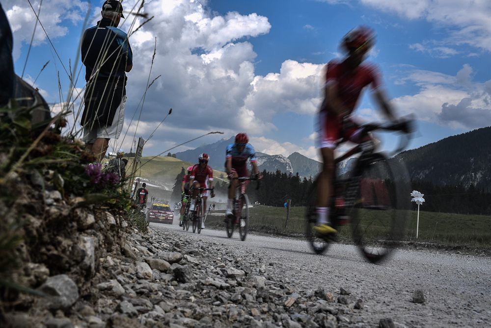 The peloton ascends to Plateau des Glieres