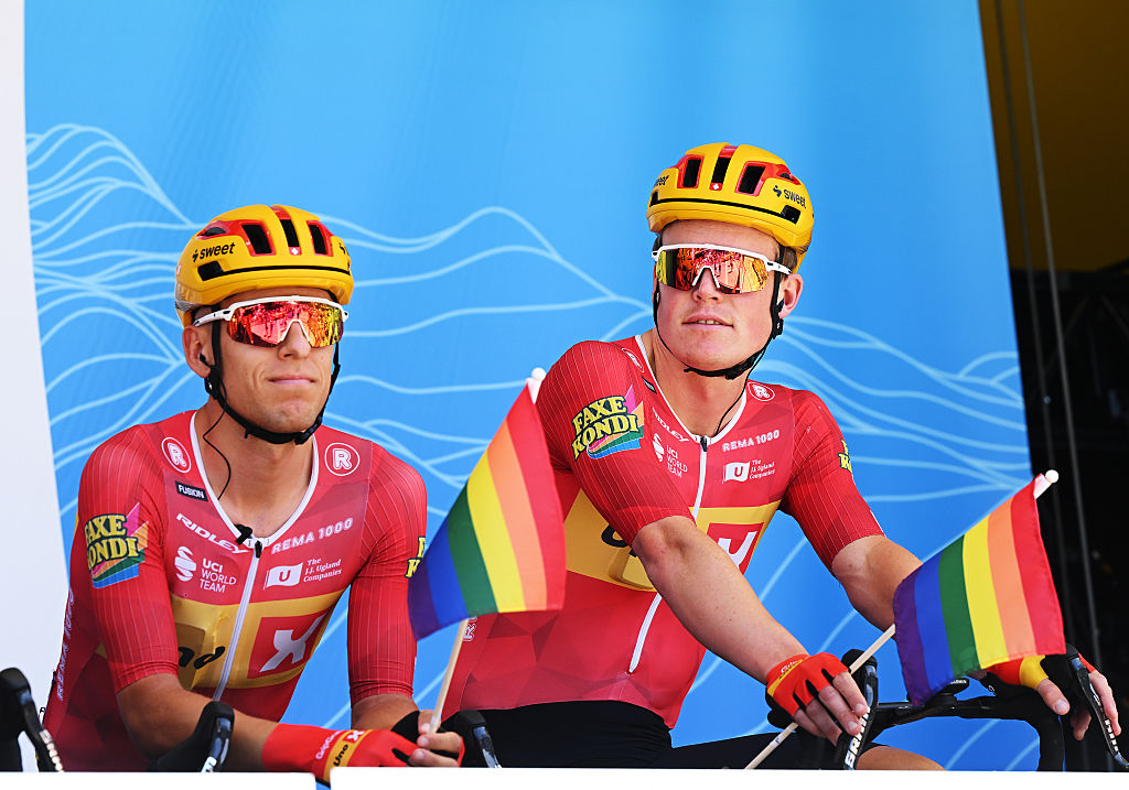 BEAUFORT, FRANCE - 14 JUIN : (LR) Tobias Haaland Johannesen de Norvège, Anders Scarset de Norvège et les coureurs de l'équipe Uno-X Mobility affichent le drapeau LGBT+ avant le 78e Tour Auvergne-Rhône-Alpes, étape 2026 à 1208. Solaison - Brison 1497m / #UCIWT / 14 juin 2026 à Beaufort, France. (Photo de Dario Bellingheri/Getty Images)