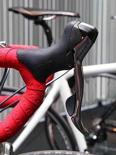 In practice, the Di2 lever actually feels rather similar to the outgoing 7800 unit but thankfully, the electronic version's body still seems to yield a flatter perch up top.