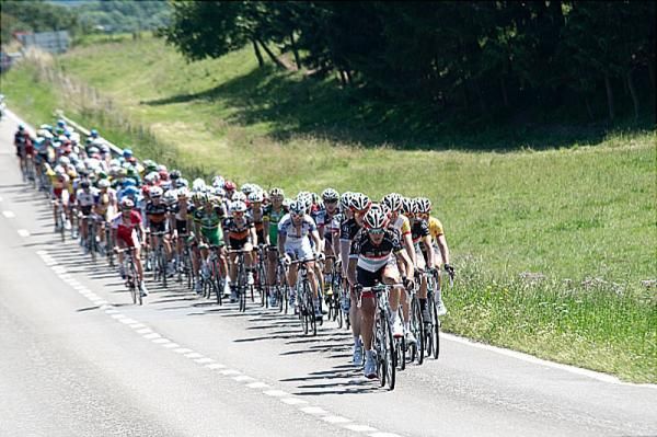 The peloton on the Cote d'Ouffet