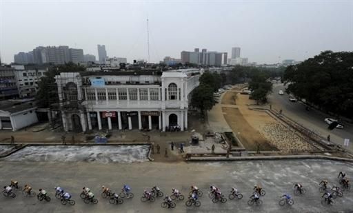 The peloton rolls past Connaught Place in New Delhi during the Commonwealth Games test event.