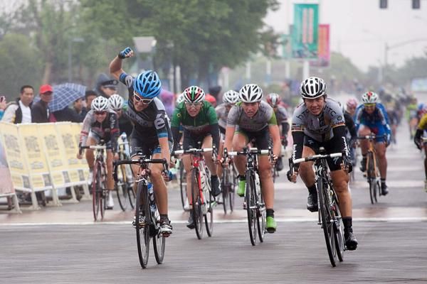 Lizzie Armitstead (Garmin-Cervelo) sprinted to victory in the opening stage.