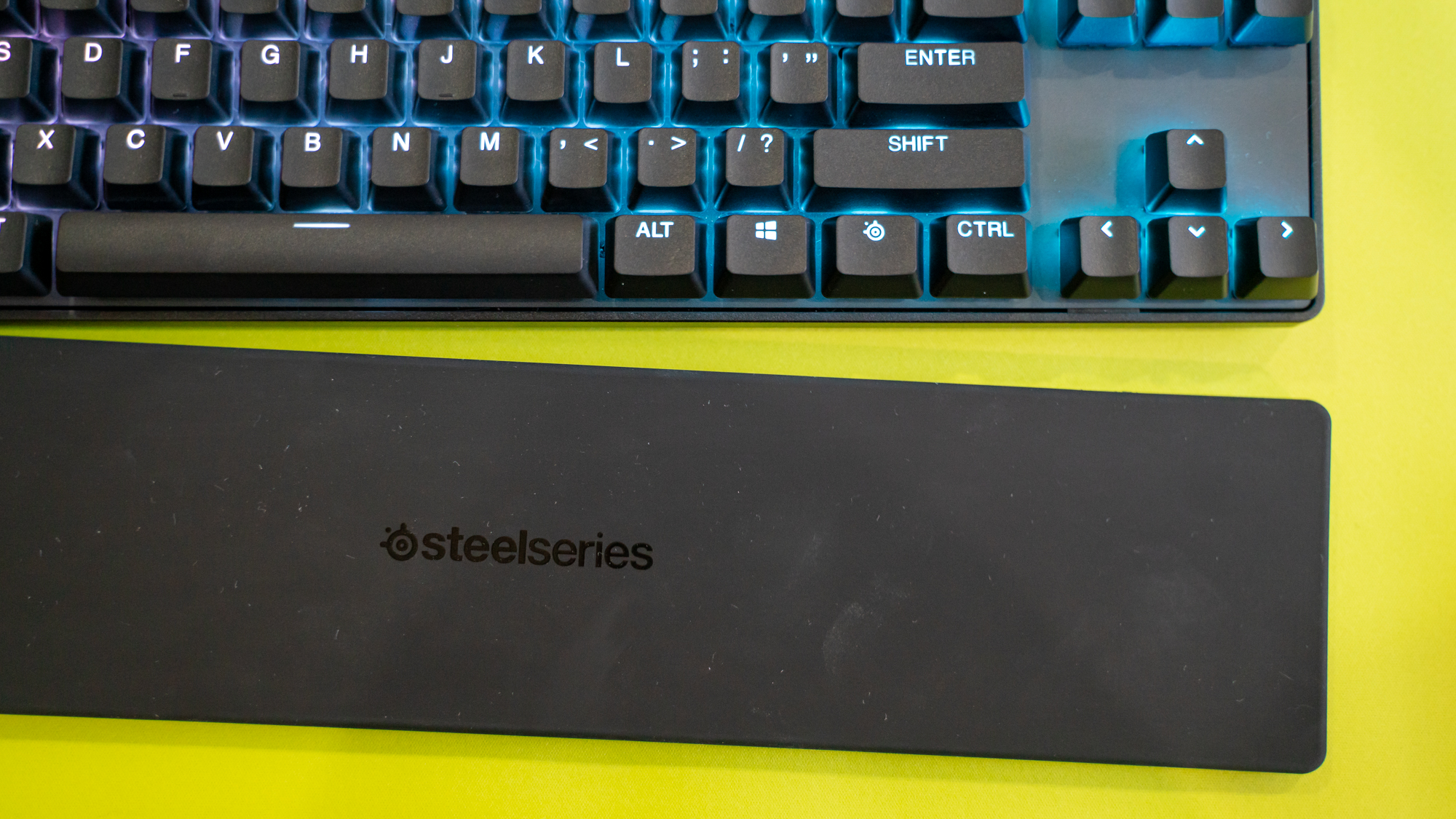 SteelSeries Apex Pro TKL sur un tapis de souris vert