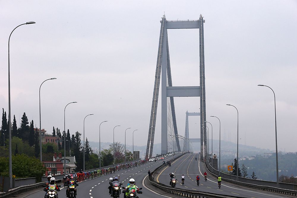 The peloton passes over the bridge