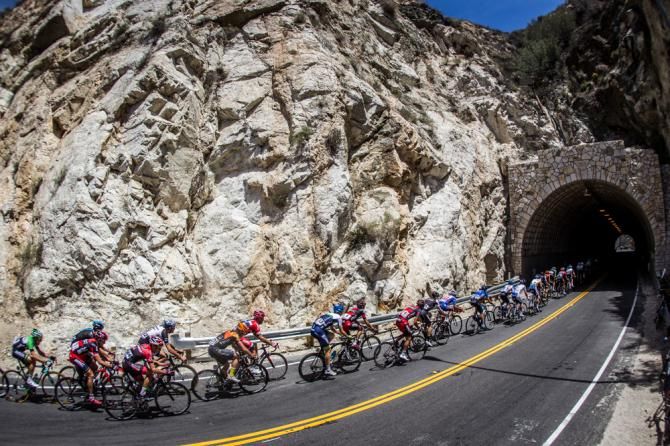 The peloton on the way through a tunnel early in the day