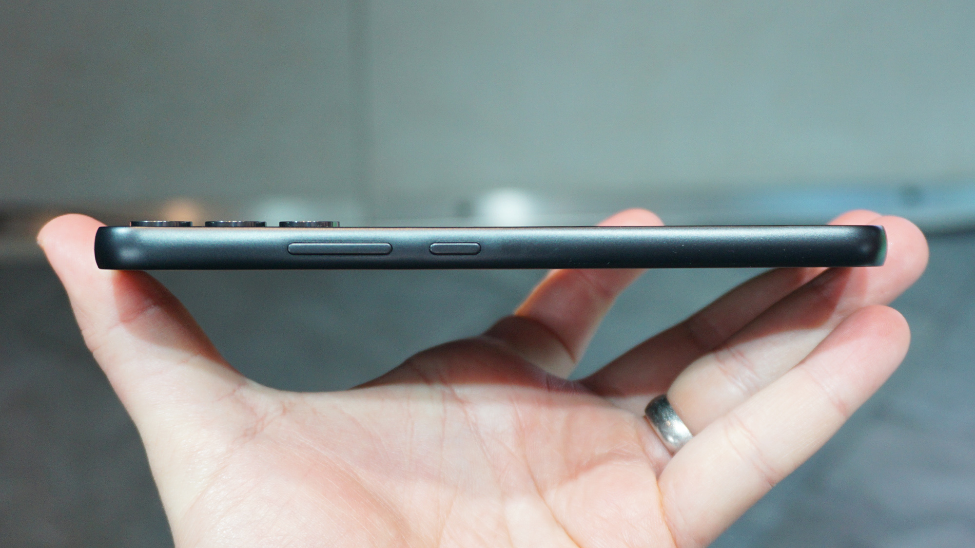 Samsung Galaxy A34 5G hands on Awesome Graphite side