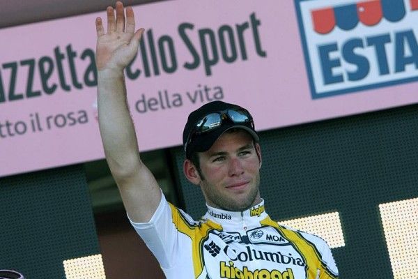Mark Cavendish (Team Columbia - Highroad) waves to the crowd from the podium.