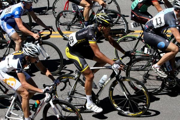Looking down on the peloton.