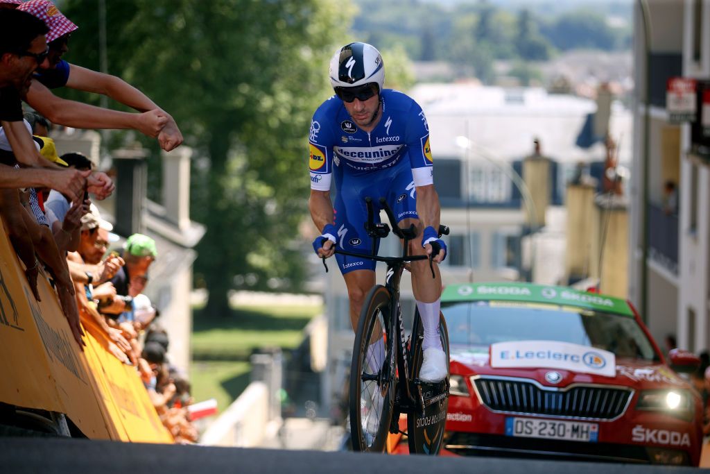 Elia Viviani rides to the finish