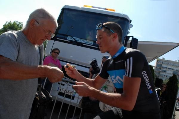 Simon Gerrans signs an autograph.