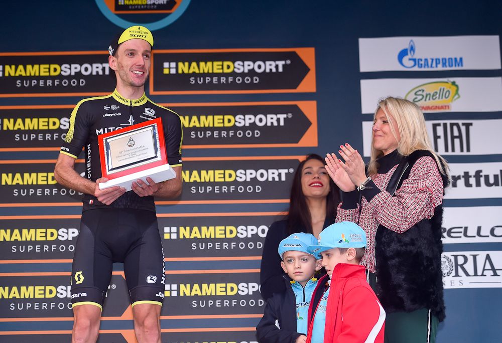 Adam Yates receives his stage 5 prize from Anna Scarponi and sons
