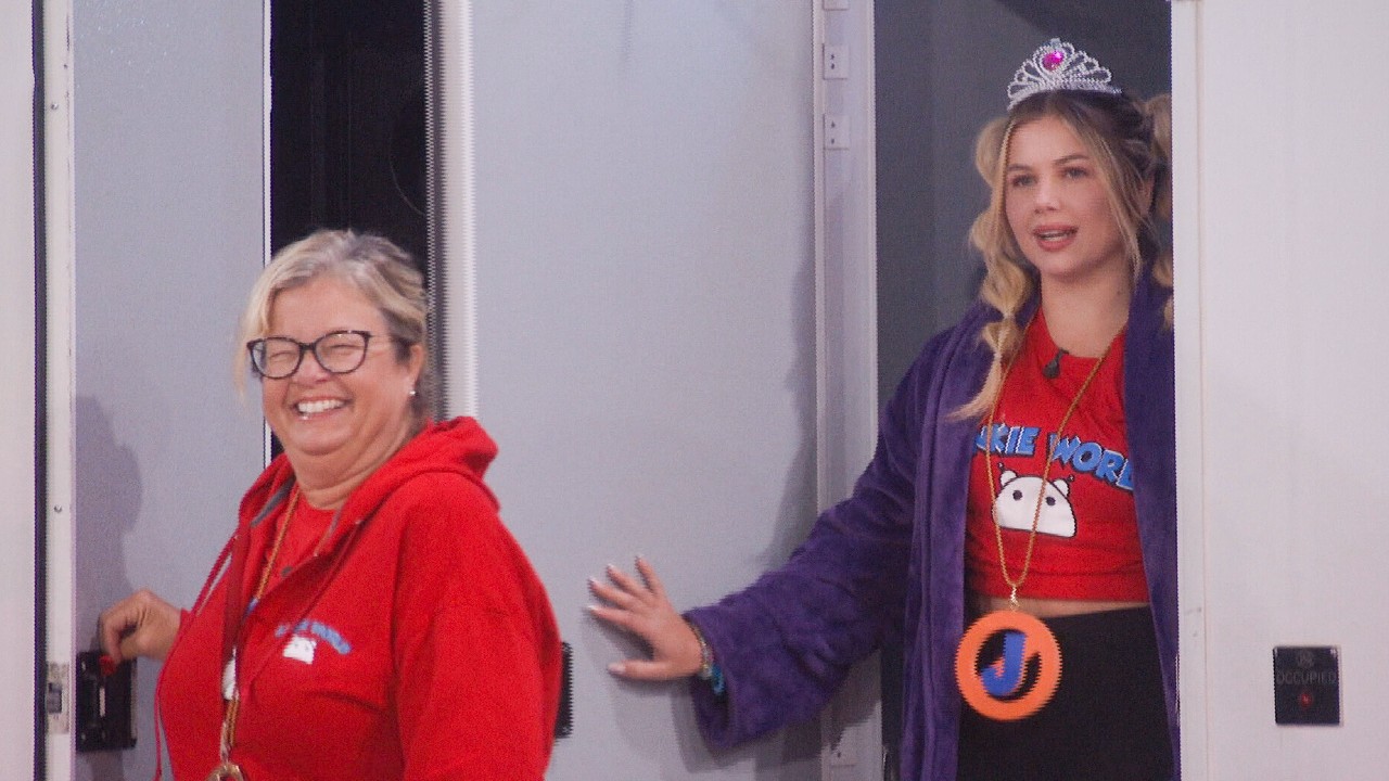 Leah y Angela salen de los baños portátiles para la reunión de veto.