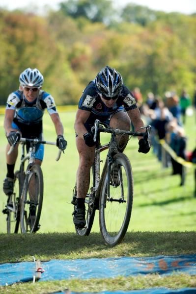 Laura Van Gilder (C3 Sollay) sprints to second ahead of Sue Buttler (Monavie-Cannondale).