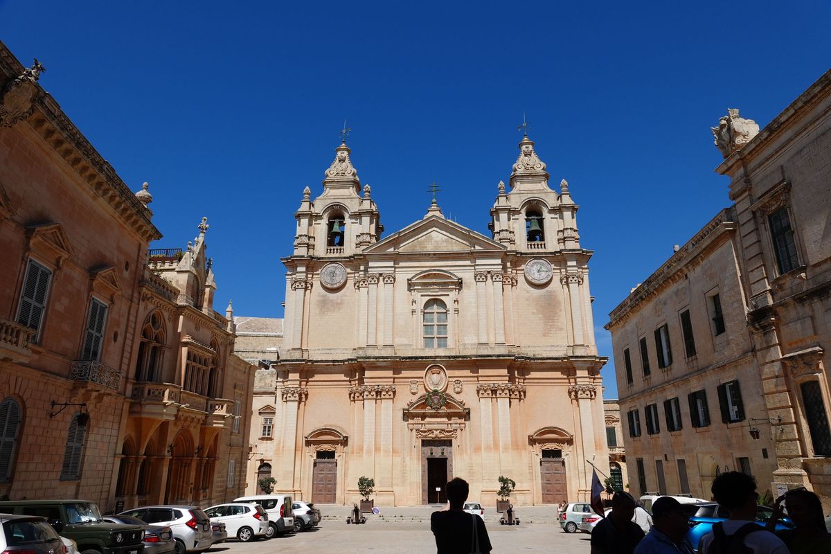 Sony RX10 V bridge camera sample gallery, an old town on a sunny day