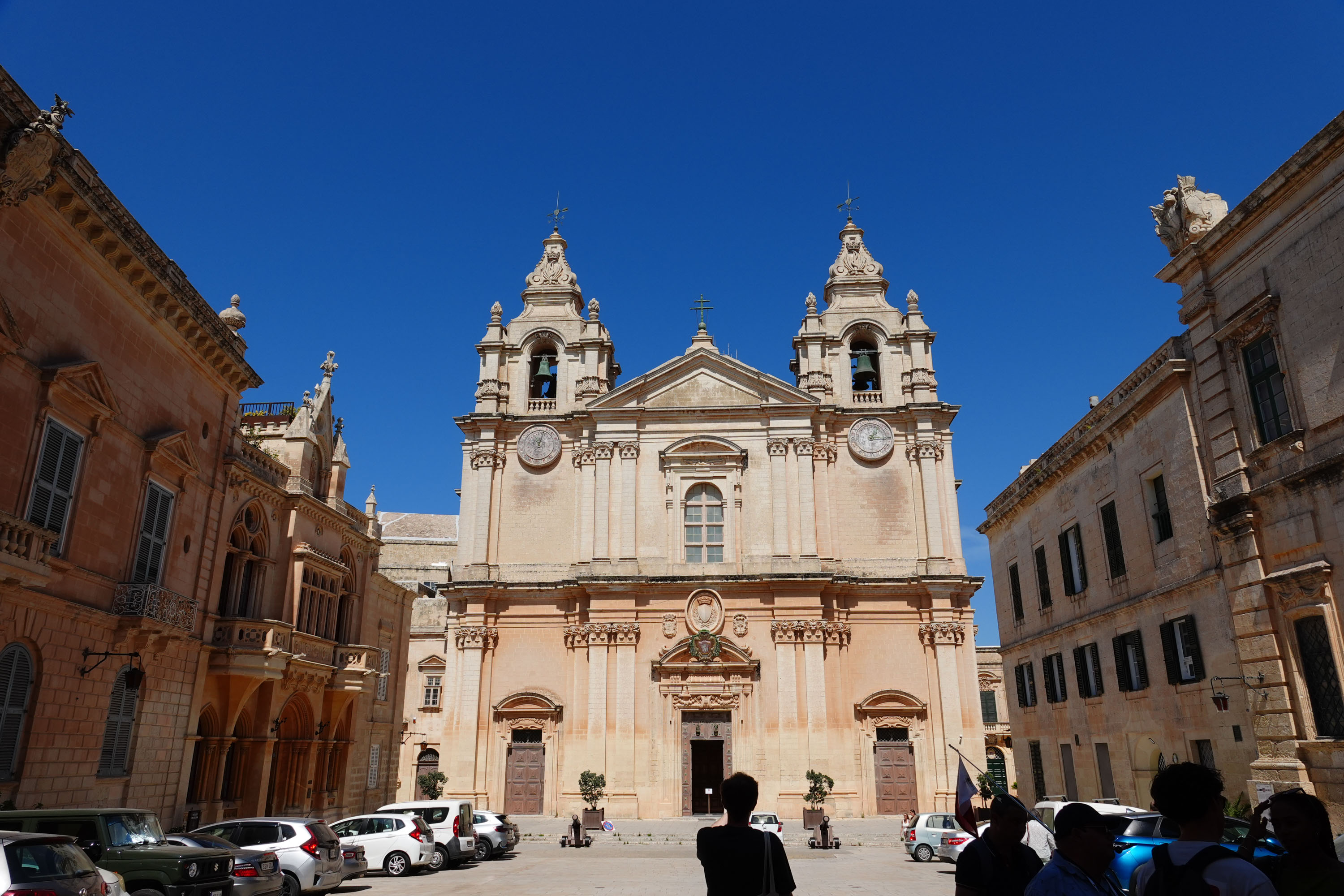 Sony RX10 V bridge camera sample gallery, an old town on a sunny day