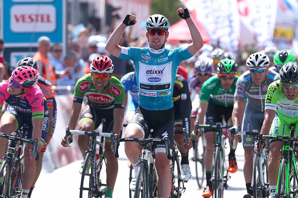 Mark Cavendish (Etixx-QuickStep) takes the stage 2 win