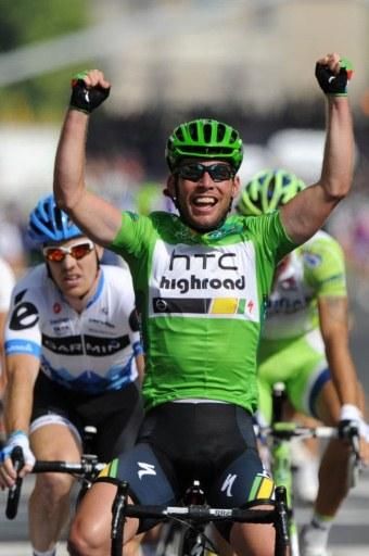Mark Cavendish (HTC Highroad) blazed to his third win on the Champs-&Eacute;lys&eacute;es